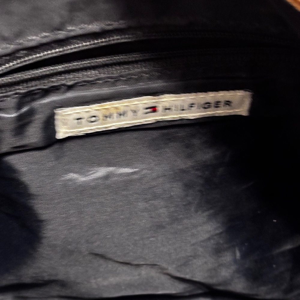 Tommy Hilfiger handbag top strap and zip closure coin purse and inner pockets - Picture 6 of 10